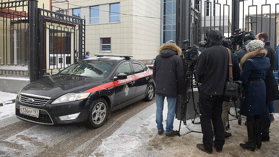 Журналисты около здания СКР, где проходит допрос Алексея Улюкаева 