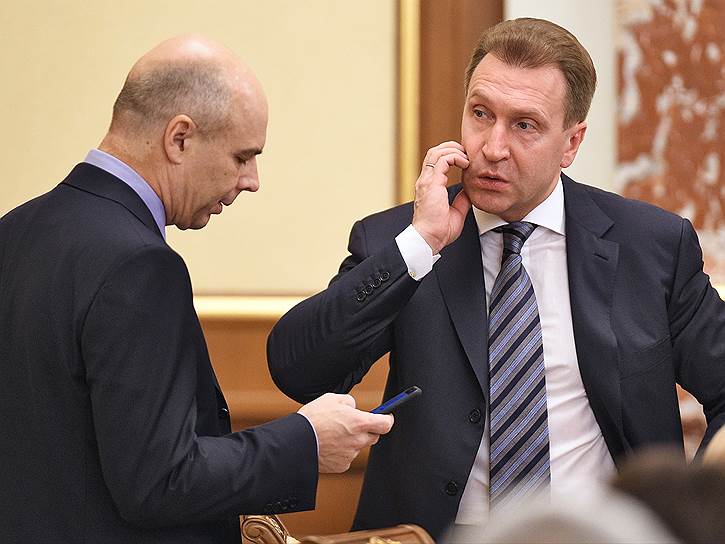 Первый заместитель председателя правительства России Игорь Шувалов (справа) и министр финансов России Антон Силуанов