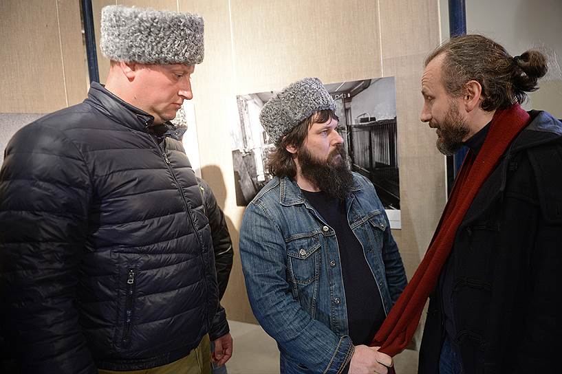 28 и 29 сентября 2016 года активисты и казаки облили краской и сорвали несколько работ на фотовыставке «Прямой взгляд» в московском Сахаровском центре. Они объявили организаторов фашистами и испортили фотографии, на которых были изображены украинские солдаты, воевавшие на юго-востоке Украины. Среди активистов был депутат района Якиманка Дмитрий Захаров На фото: исполнительный директор Сахаровского центра Сергей Лукашевский (справа) и казаки 