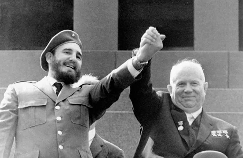 В 1961 году Фидель Кастро объявил о социалистическом характере Кубинской революции, что способствовало дальнейшему сближению Кубы с СССР. Как и в других странах социалистического блока, на острове была осуществлена национализация промышленности, большинства частных земельных владений, транспорта, средств связи и массовой информации На фото: с первым секретарем ЦК КПСС Никитой Хрущевым, 1963 год