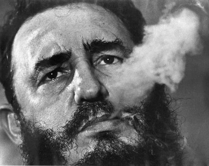 В 1962 года Фидель Кастро дал согласие на размещение на Кубе в рамках операции «Анадырь» группы советских войск численностью более 40 тыс. человек. Она включала в себя четыре мотострелковых полка, ракетную дивизию, части ПВО, ВВС, ВМФ. Этому предшествовало размещение в Турции американских ракет средней дальности «Юпитер», которые могли достигнуть территории СССР. Это стало одной из причин начала 22 октября 1962 года Карибского кризиса, который поставил мир на грань ядерной войны. В результате советское руководство приняло решение о вывозе ракет с острова в обмен на уступки со стороны США и гарантии ненападения на Кубу