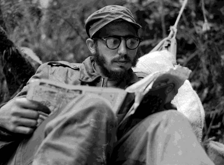 Во время учебы Фидель Кастро примкнул к радикальной студенческой организации «Революционный повстанческий союз», которая выступала за политические преобразования на Кубе и придерживалась насильственных методов борьбы. Позднее он вступил в Партию кубинского народа, которая придерживалась националистических и коммунистических идей