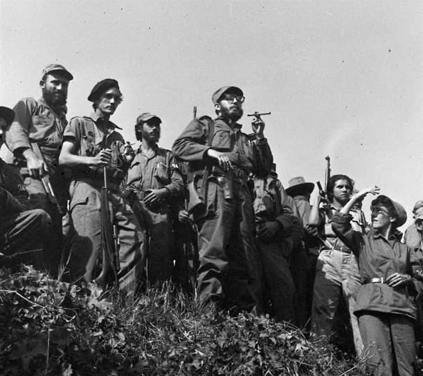 26 июля 1953 года группа «Поколение столетия» совершила попытку штурма военных казарм Монкада в Сантьяго-де-Куба, где располагался второй по значимости военный гарнизон страны. Фидель возглавлял главную ударную группу из 95 бойцов (его младший брат Рауль руководил атакой на смежный с казармами Дворец правосудия). Однако мятежникам не удалось застать гарнизон врасплох. Из 120 участников штурма шесть погибли в бою, свыше 50 были убиты полицией в последующие дни. Фидель с группой численностью около 20 человек отступил в горы. 1 августа отряд был обнаружен и задержан правительственными войсками