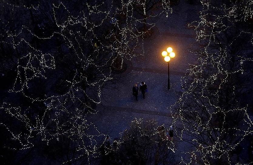 Прага, Чехия. Люди во время прогулки по Староместской площади, на которой открылась крупнейшая в городе рождественская ярмарка 