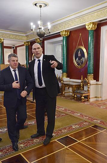 Депутат Госдумы Николай Валуев (справа) 