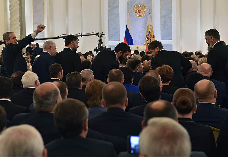 Председатель парламента Чечни Магомед Даудов (третий справа), глава Чеченской Республики Рамзан Кадыров (в центре) и депутат Госдумы Адам Делимханов (справа) 