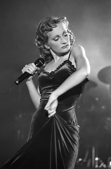 Самая известная композиция в исполнении Каас «Mademoiselle chante le blues» появилась в 1987 году. Еще через год вышел первый альбом певицы, который стал бриллиантовым и был продан тиражом свыше 3 млн копий по всему миру. За несколько лет Каас дала несколько мировых турне 