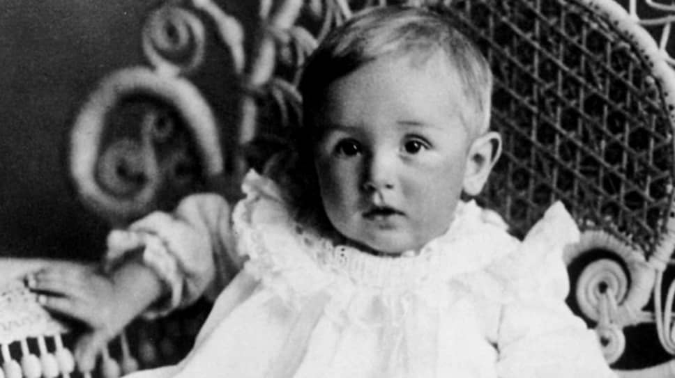 Уолтер Элайас Дисней родился 5 декабря 1901 года в Чикаго. В 14 лет будущий мультипликатор устроился работать разносчиком газет, но в скором времени отправился на фронт Первой мировой войны. Дисней год служил водителем санитарной машины Международного Красного Креста во Франции 