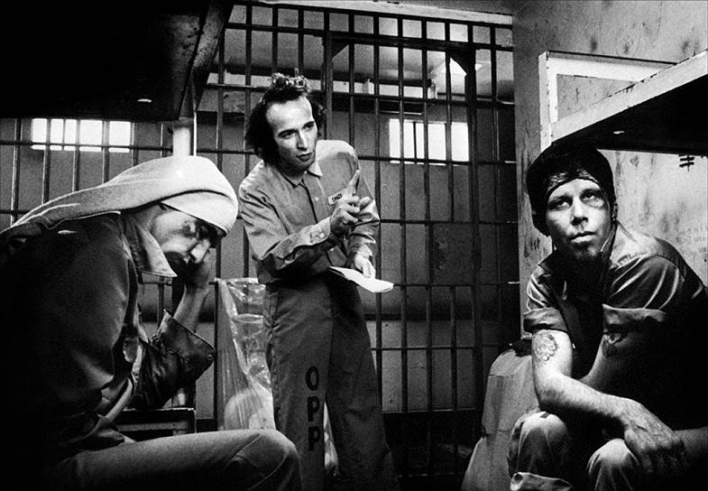 В 1980-х Том Уэйтс познакомился с режиссером Джимом Джармушем и снялся в его фильме «Вне закона» (кадр на фото, 1986). Музыкант увлекся кино, снялся в черной комедии «Холодные ноги» (1989), сыграл второстепенную роль в драме «Чертополох» (1987), появлялся в фильмах Фрэнсиса Форда Копполы. К его фильму «От всего сердца» (1981) Уэйтс написал саундтрек и был номинирован с этой работой на «Оскар»