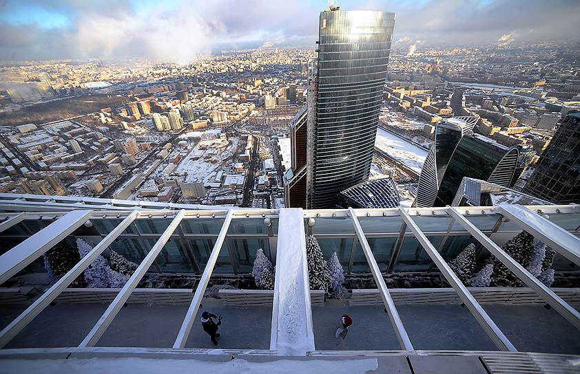 Москва, Россия. Каток на башне «Око» в международном деловом центре «Москва-Сити» 