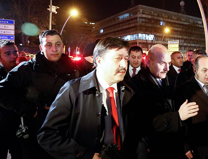 Глава турецкого МВД Сюлейман Сойлу вскоре прибыл на место происшествия