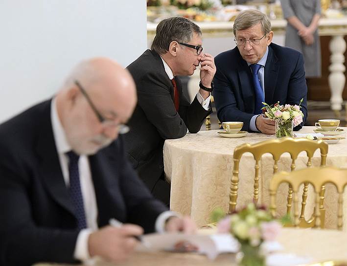 Еще до начала встречи среди ожидающих были наговорившиеся (Петр Авен, на заднем плане слева, и Владимир Евтушенков) и выговорившиеся (на переднем плане Виктор Вексельберг) 