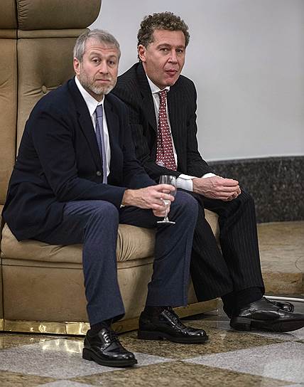 Александр Мамут (справа) и Роман Абрамович, как и все остальные, ждали президента в Кремле больше трех часов 