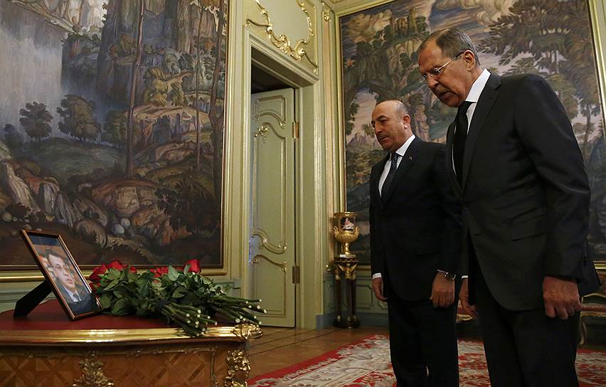 Москва, Россия. Глава МИД РФ Сергей Лавров и его турецкий коллега Мевлют Чавушоглу почтили память убитого накануне посла России в Турции Андрея Карлова 