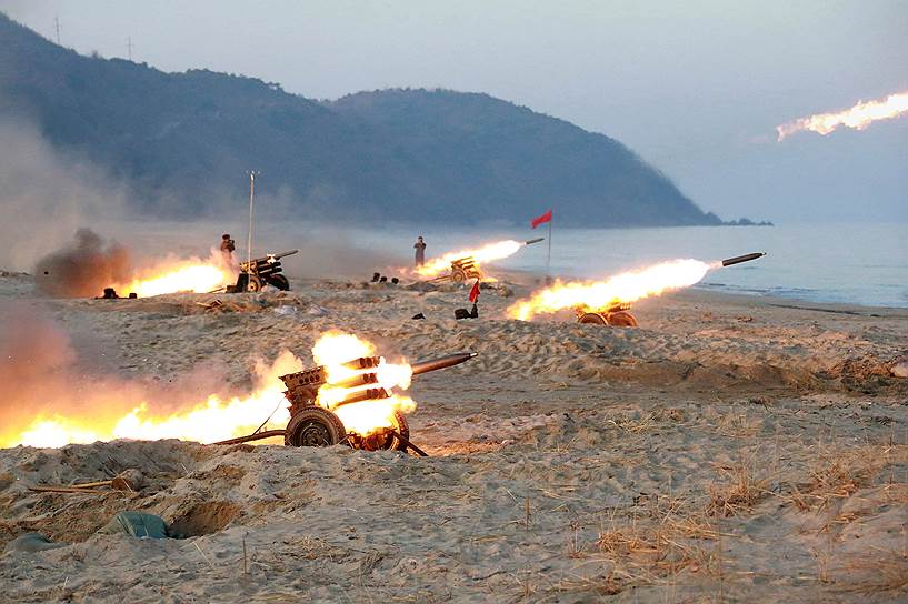 Северная Корея. Военные соревнуются в стрельбе из систем залпового огня 