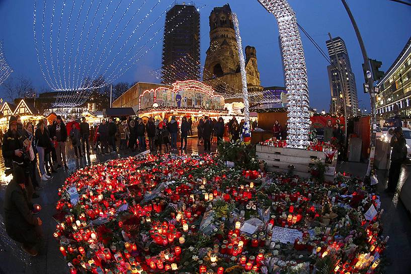 Берлин, Германия. Стихийный монумент на рождественском рынке, где грузовик врезался в толпу 