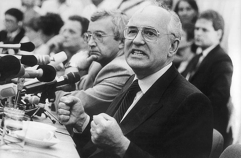 Чтобы преодолеть развал СССР, в апреле 1991 года в Ново-Огарево был выработан проект Союза Суверенных Государств, подразумевающий создание федерации, существенно расширявшей права входящих в нее республик. Подписание союзного договора, намеченное на 20 августа 1991 года, так и не состоялось: Государственный комитет по чрезвычайному положению (ГКЧП) отстранил Михаила Горбачева (на фото) от власти 