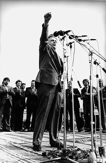 27 августа 1991 года на основании решения Великого национального собрания, состоявшегося в Кишиневе, парламент Молдавии принял Декларацию о независимости республики. Документ признал недействительным пакт Молотова—Риббентропа, по которому была образована Молдавская ССР, как объединение Молдавской ССР и отошедших Советскому Союзу территорий Бессарабии. Таким образом, был фактически аннулирован единственный юридический документ, который мог трактоваться как регламентирующий нахождение Приднестровья в составе Молдавии. Однако в тексте закона подчеркивалось, что издавна населенное молдаванами Заднестровье (Приднестровье) «является составной частью исторической и этнической территории молдавского народа» 