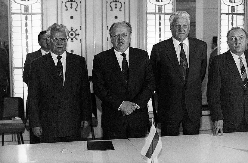 8 декабря 1991 года главами трёх союзных республик: России, Белоруссии и Украины подписали Беловежское соглашение, в котором было заявлено о прекращении существования СССР и создании Союза независимых государств как межгосударственной организации На фото (слева направо): президент Украины Леонид Кравчук, председатель Верховного Совета Белоруссии Станислав Шушкевич, президент России Борис Ельцин и председатель Совета Министров Белоруссии Вячеслав Кебич 