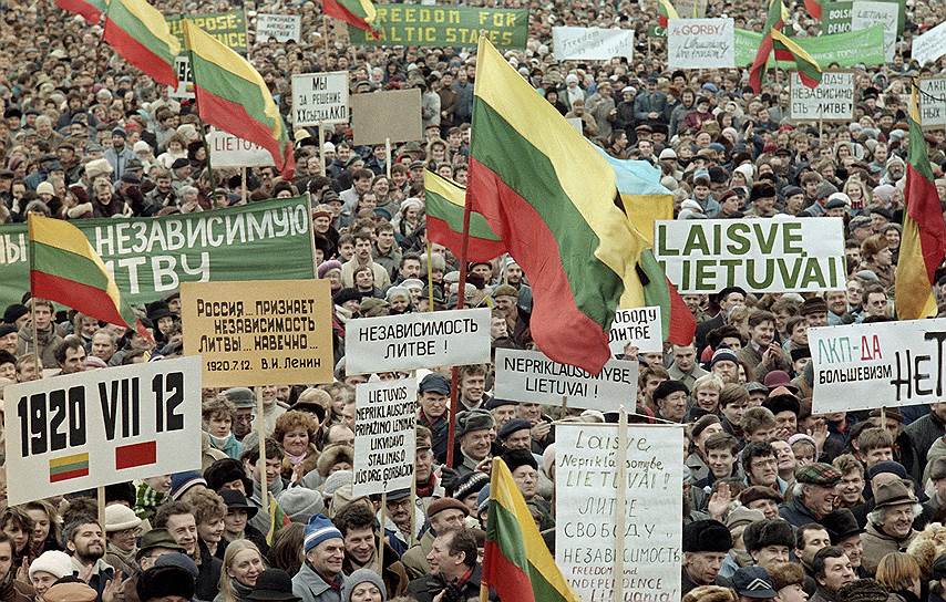 Первой из союзных республик, объявивших независимость, стала Литва. 11 марта 1990 года она отменила действие на территории республики Конституции СССР. Съезд народных депутатов СССР признал это решение незаконным 