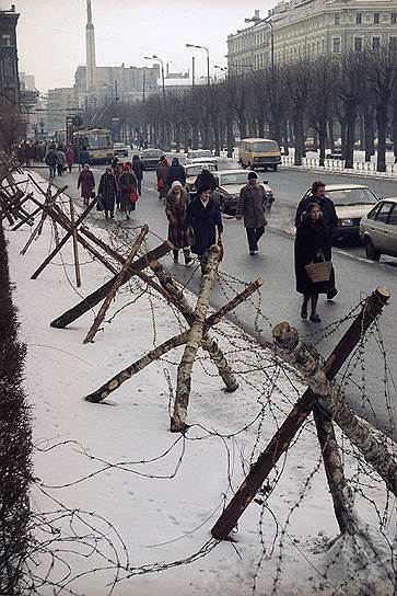 13 января 1991 года в Риге состоялся митинг Народного фронта Латвии в поддержку Верховного совета и Совета министров, в котором приняло участие около полумиллиона человек. Вечером того же дня началось сооружение баррикад вокруг стратегических объектов в Риге и некоторых других городах Латвии. Столкновения сторонников независимости республики и поддерживающих курс на сохранение CCCР продолжались несколько недель. По официальным данным, в конфликте погибли 7 латышей, еще 14 были ранены 