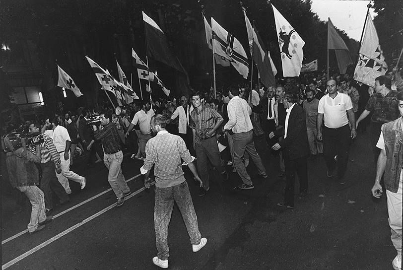 9 апреля 1991 года о независимости объявила Грузия. На референдуме большинство населения высказалось за выход республики из состава СССР 