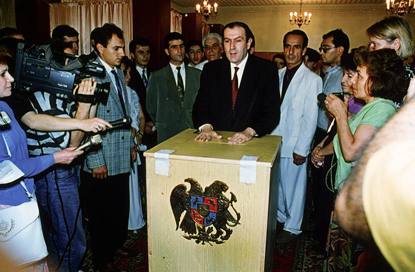 23 августа 1990 года на сессии Верховного совета была принята Декларация о независимости Армении. В сентябре 1991 года это решение было вынесено на референдум, и за него проголосовали более 90% граждан республики На фото: президент Республики Армения Левон Тер-Петросян 