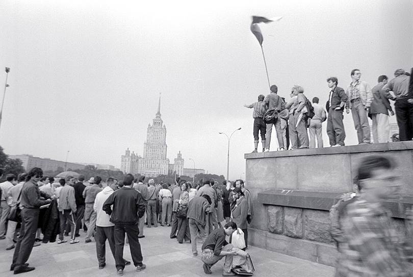 Москвичи у Дома Правительства во время путча 1991 года 