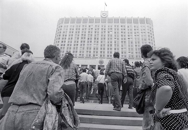 19 августа 1991 года в СССР произошел путч — попытка отстранения президента СССР Михаила Горбачева от власти и смены проводимого им курса, предпринятая ГКЧП На фото: москвичи возводят баррикады у Дома Правительства 