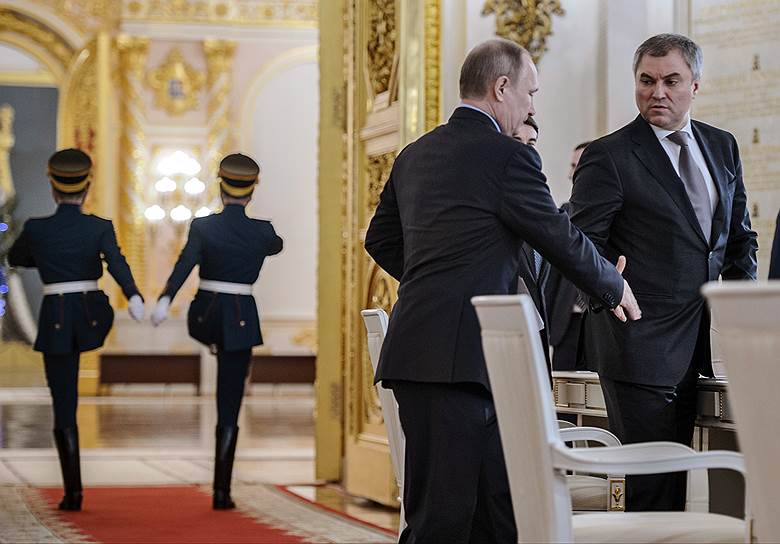 Председатель Госдумы Вячеслав Володин (справа) и президент России Владимир Путин 