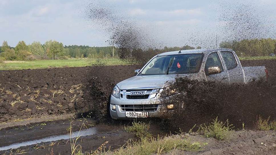  Важным преимуществом D-max является большой клиренс — 235 мм: у ближайшего конкурента Toyota Hilux — 227 мм, у Mitsubishi L200 —— 205 мм 
