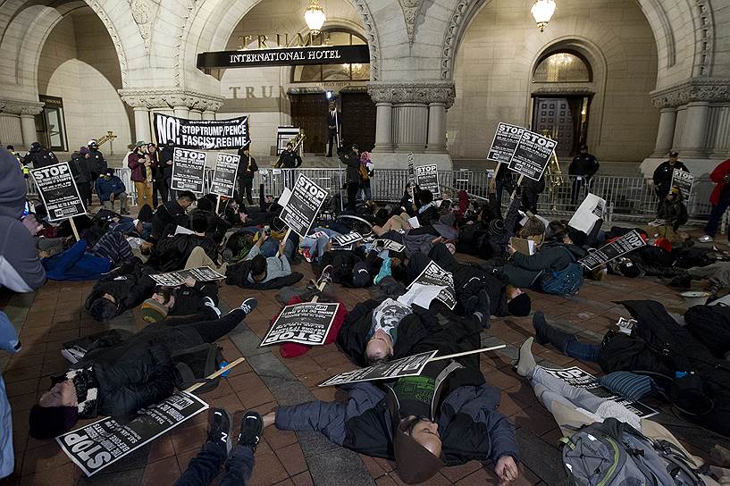Вашингтон, США. Участники акции протеста против инаугурации избранного президента страны Дональда Трампа 