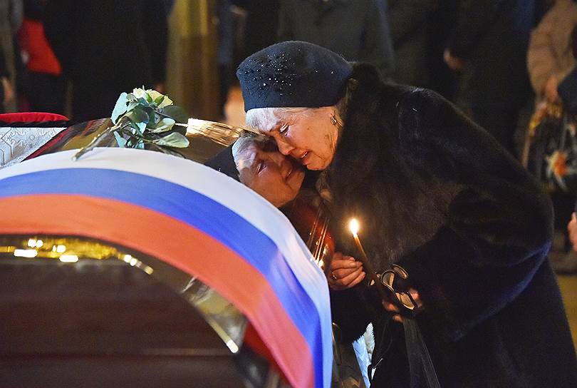 Москва, Россия. Церемония отпевания и похороны главы фонда «Справедливая помощь» Елизаветы Глинки, погибшей в авиакатастрофе самолета Ту-154 над Черным морем, в Успенском храме Новодевичьего монастыря 
