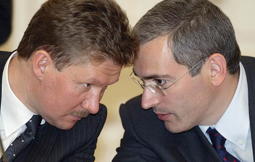 Глава РАО «Газпром» Алексей Миллер (слева) и председатель правления НК ЮКОС Михаил Ходорковский (справа), 2003 год 
