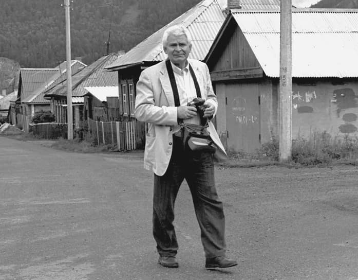 В 1992 году Борис Спасский и Роберт Фишер вновь встретились за шахматной доской. Матч, организованный югославским мультимиллионером Ездимиром Василевичем, проходил по условиям американца, выдвинутым еще в 1970-е: до десяти побед одного из соперников. Встреча гроссмейстеров опять вызвала скандал: в то время по решению ООН на Югославию было наложено эмбарго, и участие в коммерческом соревновании противоречило ему. Суд в США выдал ордер на арест Фишера, поэтому после встречи он остался в Югославии. При этом правительство Франции, которое формально поддерживало эмбарго, не высказало претензий к Борису Спасскому 