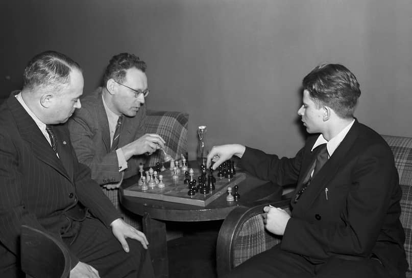 В 1955 году Борис Спасский впервые участвовал в финале чемпионата СССР. Тогда же он стал первым советским победителем чемпионата мира среди юношей, который проходил в Антверпене. Эти достижения позволили ему отобраться в турнир претендентов на звание чемпиона мира. В 18 лет Спасский стал самым молодым гроссмейстером в истории на тот момент На фото (слева направо): Саломон Флор, Михаил Ботвинник и Борис Спасский 
