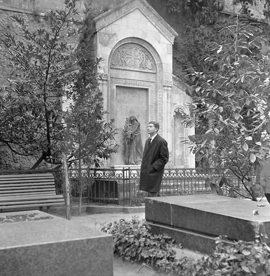 В 1969 году в финале чемпионата мира Борис Спасский опять встретился с Тиграном Петросяном. Спасскому удалось обыграть действующего чемпиона. Весной следующего года Спасский играл в составе советской команды в «Матче века» между сборной СССР и сборной остального мира. Финальную партию с Бентом Ларсеном чемпион мира пропустил по состоянию здоровья, а заменивший его Леонид Штейн проиграл. Осенью Борис Спасский выиграл в личном зачете на шахматной олимпиаде, а сборная СССР получила золотые медали 
