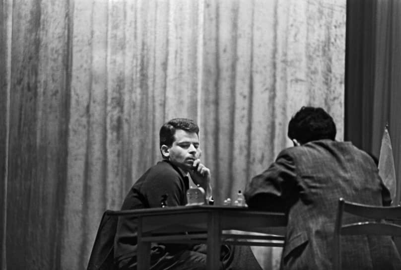 Первый матч за звание чемпиона мира Борис Спасский сыграл в 1966 году. Его соперником стал соотечественник Тигран Петросян (на фото справа). Во время проходившей в Москве встречи оба гроссмейстера играли неровно, однако в решающих партиях Спасский уступил Петросяну 