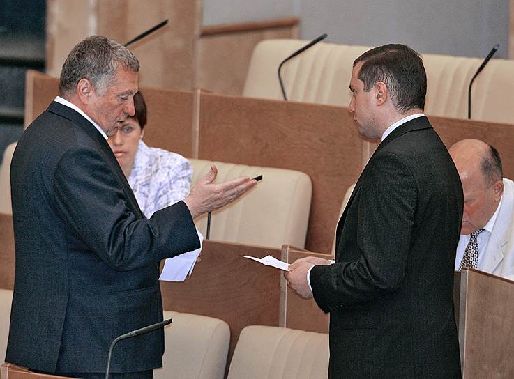 В 1990-е Алексей Островский начинал как помощник Владимира Жириновского и пресс-секретарь ЛДПР, позднее стал депутатом Госдумы. С партией он не расстался, однако депутатское кресло сменил на губернаторское — возглавляет Смоленскую область На фото: Владимир Жириновский (слева) и Алексей Островский (спарва)