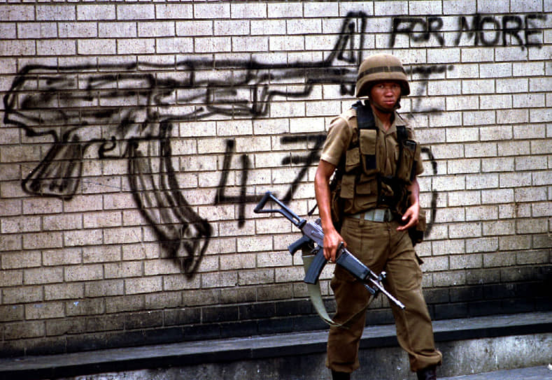 Вооруженный патрульный в Йоханнесбурге (ЮАР). 1994 год