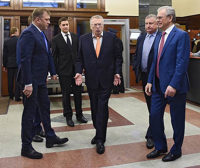 Заместитель председателя ЦИК России Николай Булаев (справа), член Центральной избирательной комиссии России Сергей Сироткин (второй справа) и лидер Либерально-демократической партии России (ЛДПР) Владимир Жириновский (в центре) 
