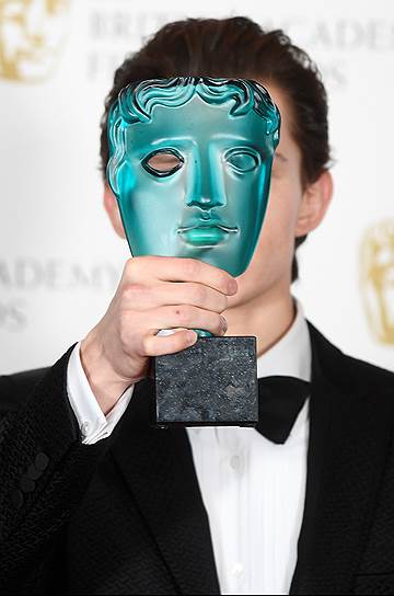 Актер Том Холланд с наградой премии 