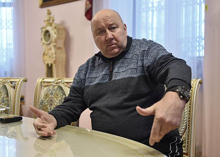 Александр Коржаков в 1981–1982 годах был в Афганистане в качестве сотрудника 9-го управления КГБ, входил в личную охрану лидера Демократической республики Афганистан (ДРА) Бабрака Кармаля. Как вспоминал позже, «добровольно попросился» в командировку, чтобы получить повышение по службе и «подзаработать». С 1985 года охранял Бориса Ельцина, за поддержку которого позже уволен из КГБ. С 1990 года — начальник отдела безопасности председателя ВС РСФСР, затем начальник службы безопасности президента, первый заместитель начальника Главного управления охраны, помощник президента. В июне 1996 года уволен со всех постов. С 1997 по 2011 год был депутатом Госдумы. Генерал-лейтенант запаса