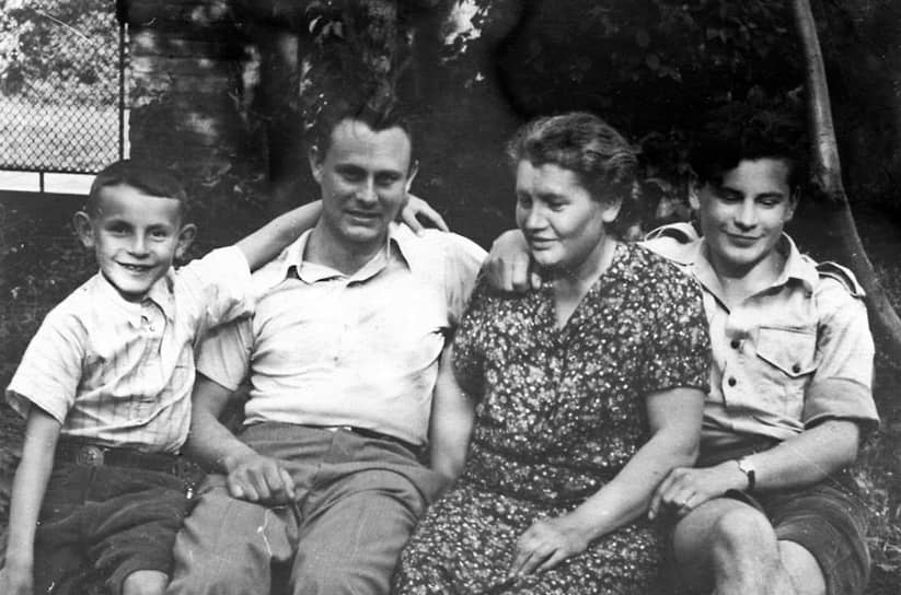 Милош Форман (настоящее имя — Ян Томаш Форман) родился 18 февраля 1932 года в чешском городе Часлав. Во время Второй мировой войны его отец был арестован нацистами за распространение запрещенной литературы, а затем убит в концлагере в Бухенвальде. Мать Формана погибла в Освенциме. Милош воспитывался в одном интернате с будущим первым президентом Чехии Вацлавом Гавелом. После школы некоторое время работал спортивным репортером, в юности начал писать пьесы. Учился режиссер в Праге в академии искусств на факультете кино На фото: Милош Форман (слева) со своей семьей