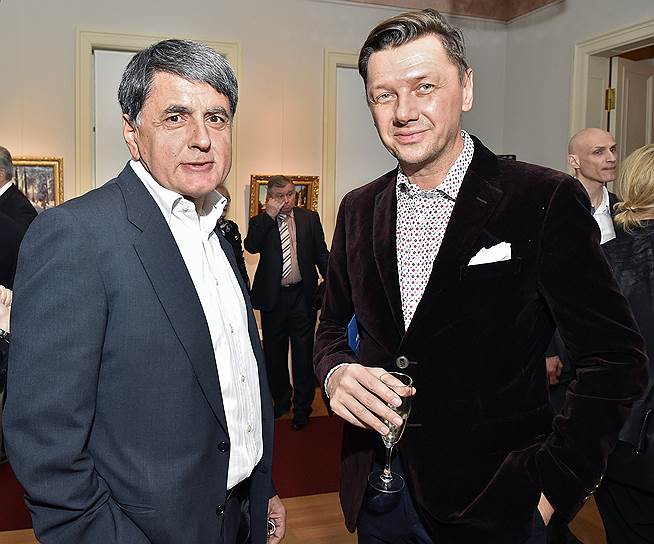 Президент Ассоциации ФБМ Вадим Деркач (слева) и заведующий кафедрой истории искусств МГХПА им. Строганова Кирилл Гаврилин во время церемонии открытия выставки Ивана Шультце в усадьбе Муравьевых-Апостолов