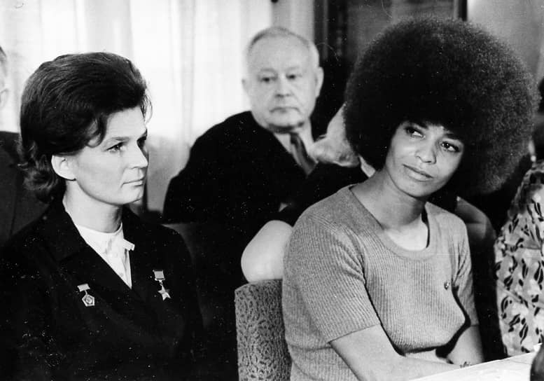 С 1960-х годов Валентина Терешкова ведет активную общественно-политическую деятельность. С 1968 года она более 20 лет была председателем Комитета советских женщин и вице-президентом Международной демократической федерации женщин. Позднее первая женщина-космонавт стала руководителем Союза советских обществ дружбы и культурной связи с зарубежными странами, председателем президиума Российской ассоциации международного сотрудничеств На фото: с американской правозащитницей Анджелой Дэвис