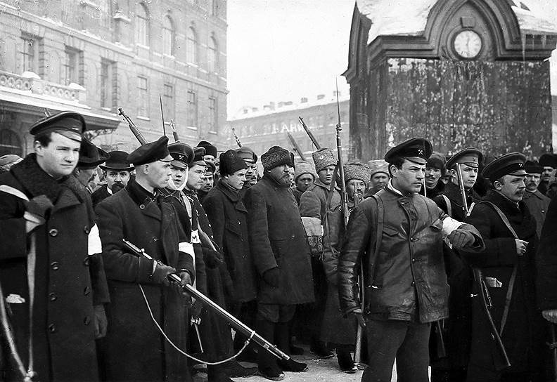 23 февраля (8 марта), в День работницы, в Петрограде прошли антиправительственные митинги, в которых приняли участие, по разным оценкам, около 90 тысяч рабочих полусотни предприятий. Демонстранты несли плакаты и выкрикивали лозунги «Долой самодержавие!». На следующий день протесты продолжились. В университетах были отменены занятия, на улицы вышли студенты На фото: студенты Технологического института, революционная охрана Петрограда, ведут двух переодетых городовых