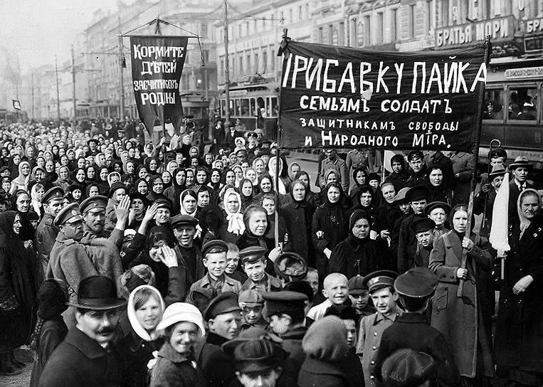 События февраля 1917 года нельзя считать бескровными. По разным оценкам, жертвами кровопролитных боев стали от 1315 до 2000 человек. Похоронная процессия состоялась на Марсовом поле. «Керенскому нужны были жертвы, во что бы то ни стало, как и все то, что он дальше делал для углубления "Великой бескровной российской революции"», — писал начальник Петроградского охранного отделения Константин Глобачев