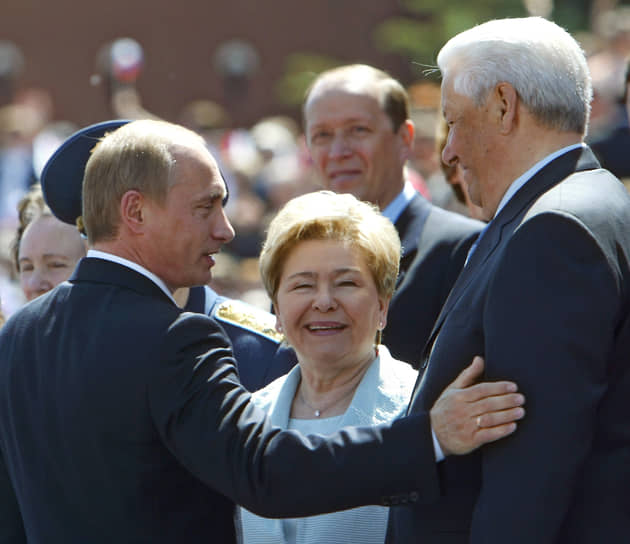 «Борис ни с кем не обсуждал кандидатуру Путина в качестве преемника. Это было его личным решением. После смерти Бориса пошли разговоры о том, что Путин якобы дал ему и нашей семье какие-то гарантии неприкосновенности. Это, конечно, полный бред» На фото: президент Владимир Путин (слева) и Борис Ельцин (справа) с супругой Наиной на Красной площади в День России в 2004 году