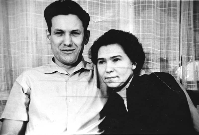Анастасия Иосифовна Ельцина родилась 14 марта 1932 года в Оренбургской области в семье железнодорожника. Наина (так девочку называли родные) была старшей из шестерых детей. В 25 лет официально сменила имя. В 1955 году закончила Уральский политехнический институт, где познакомилась со своим будущим мужем Борисом Ельциным (на фото). Через год они поженились. В их семье родилось две дочери: Елена и Татьяна